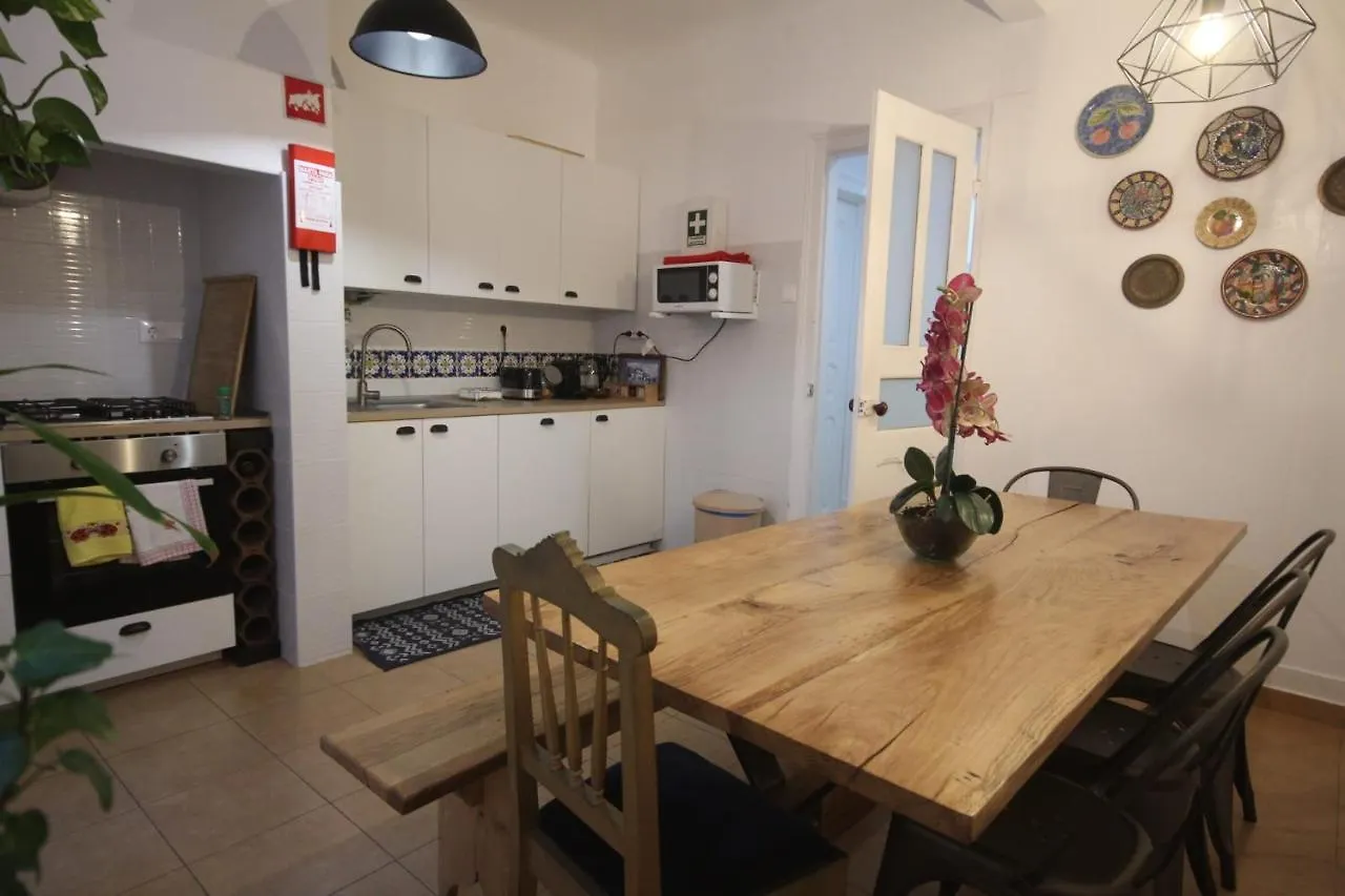 Guest house Antique M1 R1 - Amazing Double Room With Shared Bathroom In Marques Pombal Lisbon Portugal
