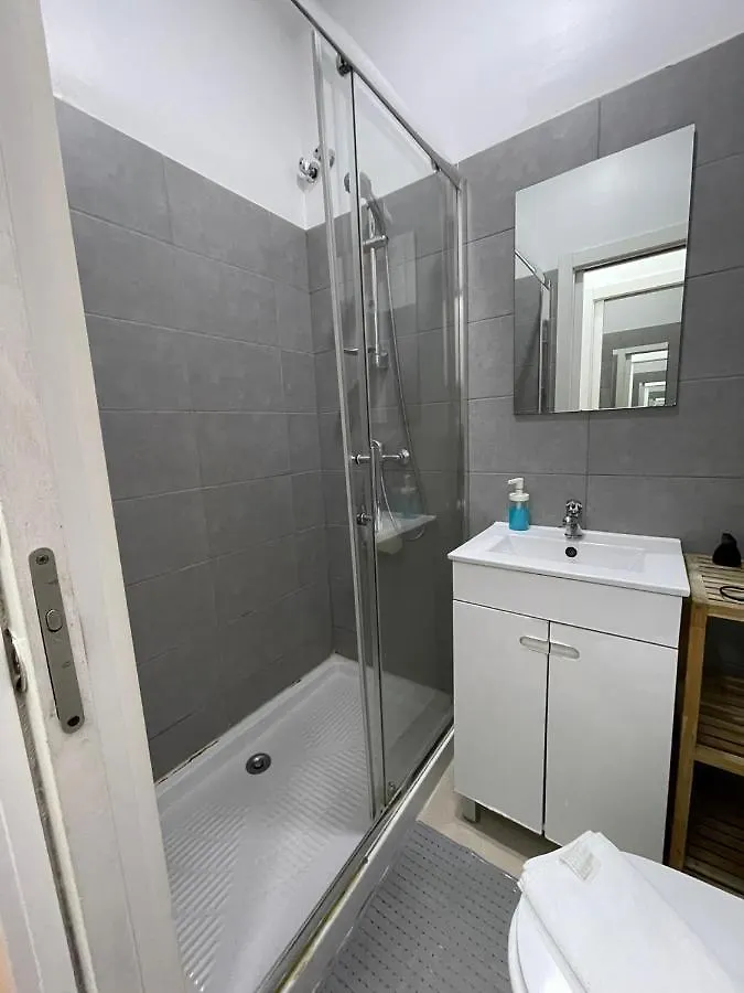 Maison d'hôtes Antique M1 R1 - Amazing Double Room With Shared Bathroom In Marques Pombal Lisboa